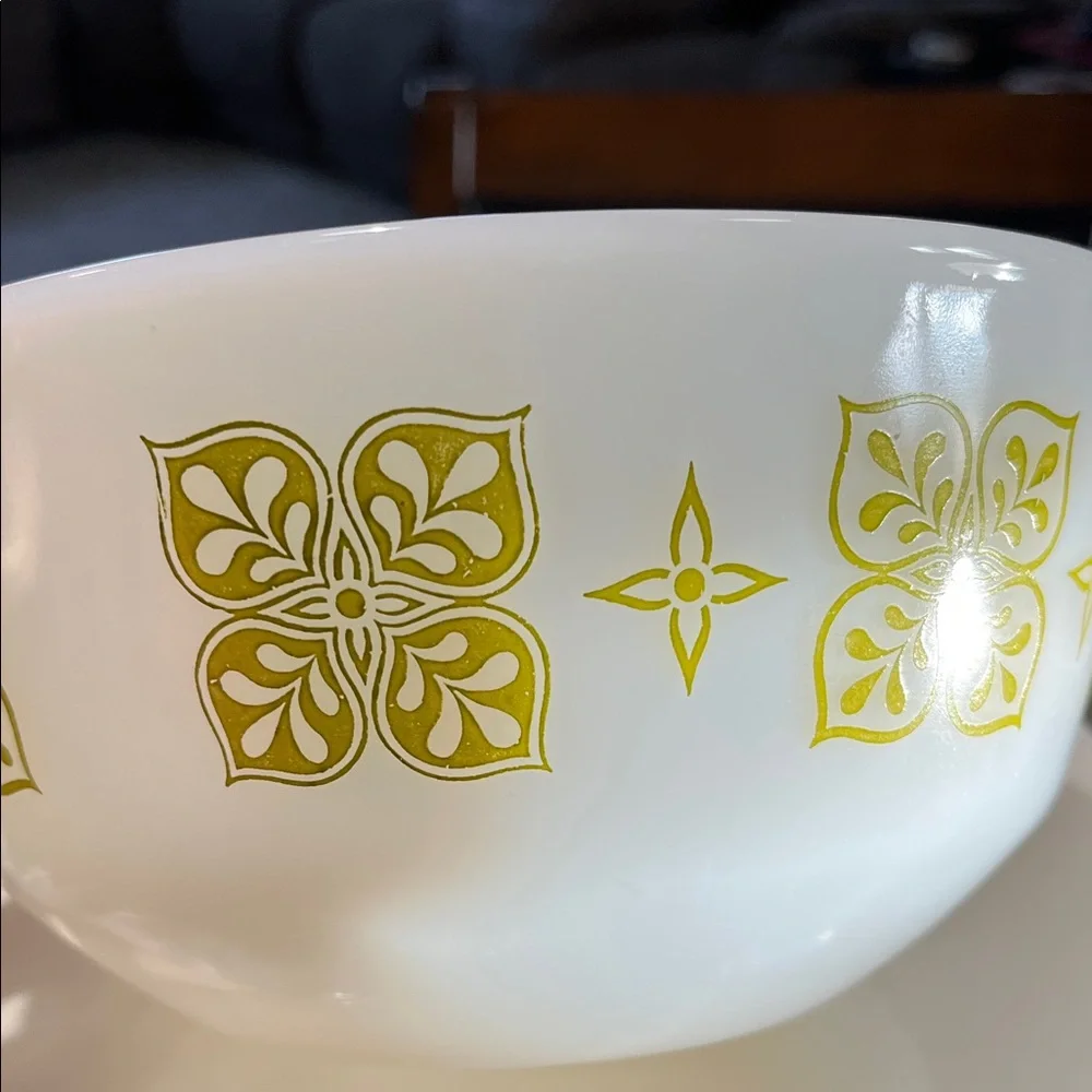 Vintage Anchor Hocking Fire-King Green Dutch Clover 7” Milk Glass Mixing Bowl US